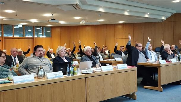 Abgeordnete des Kreistags bei einer Abstimmung