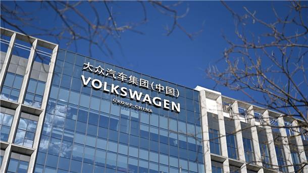VW in China trennt sich von umstrittenem Werk in Xinjiang VW kooperiert seit langem mit dem Staatskonzern Saic.
