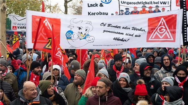 VW-Tarifrunde: Mehr als 6.000 protestieren in Wolfsburg VW-Mitarbeiter aus allen deutschen Werke kamen zur Protest-Kundegebung nach Wolfsburg.
