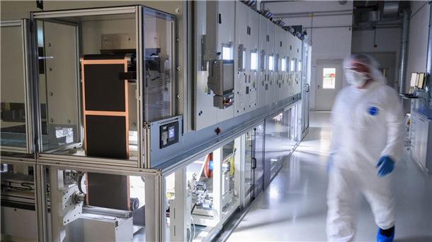 VW-Mitarbeiter stehen in einer Pilotanlage zur Batteriezellenproduktion.