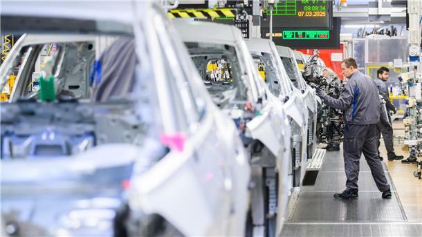 Sparkurs – 20.000 VW-Mitarbeiter verzichten auf Jobs VW-Produktion in Wolfsburg: VW will bis 2030 deutschlandweit jede vierte Stelle streichen. (Archivfoto)