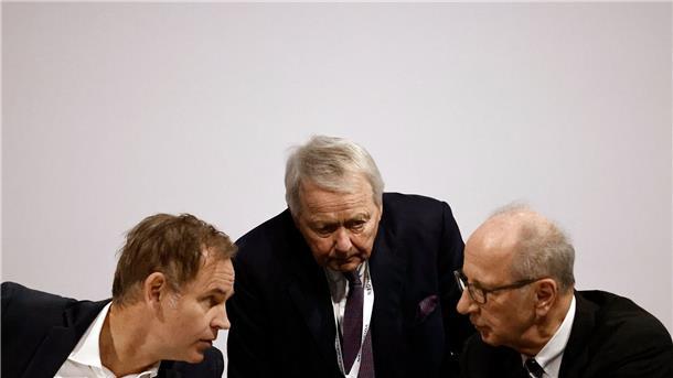 VW- und Porsche-Vorstandschef Oliver Blume (l-r), Hans Michel Piëch, Stellvertretender Vorsitzender des Aufsichtsrats der Porsche Automobil Holding SE, und Hans Dieter Pötsch, Vorsitzender des Vorstands der Volkswagen-Dachgesellschaft Porsche SE, bei der Hauptversammlung in Berlin.
