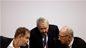 VW- und Porsche-Vorstandschef Oliver Blume (l-r), Hans Michel Piëch, Stellvertretender Vorsitzender des Aufsichtsrats der Porsche Automobil Holding SE, und Hans Dieter Pötsch, Vorsitzender des Vorstands der Volkswagen-Dachgesellschaft Porsche SE, bei der Hauptversammlung in Berlin.