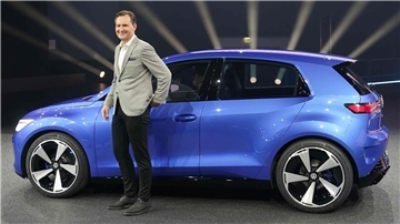 VW-Vorstandsvorsitzender Thomas Schäfer mit der im März 2023 vorgestellten Elektro-Kleinwagen-Studie ID.2all. 2027 soll ein noch kleinerer ID.1 folgen.