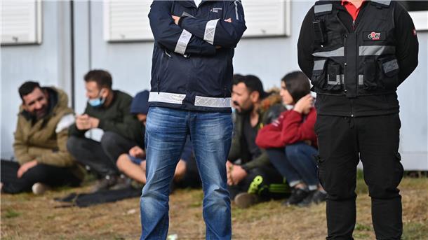 Grünen-Politiker will Einigung zu Sicherheitsgewerbe-Gesetz Wachpersonal steht vor der Zentralen Erstaufnahmeeinrichtung für Asylbewerber (ZABH) des Landes Brandenburg in Eisenhüttenstadt.
