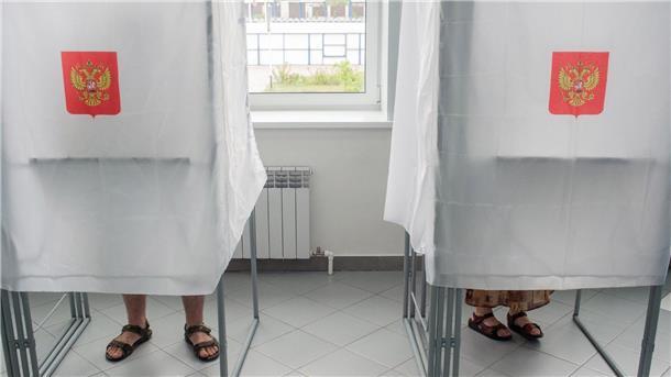 Wahlbeobachter beklagen Druck auf russische Wähler Wähler in einem russischen Wahllokal in Wahlkabinen (Archivbild).