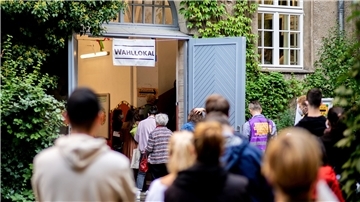 Wähler warten am 26. September 2021 im Berliner Stadtteil Prenzlauer Berg in einer langen Schlange vor einem Wahllokal.