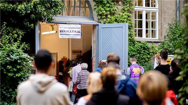 Ausschuss empfiehlt Teilwiederholung der Wahl in Berlin Wählerinnen und Wähler warten im Stadtteil Prenzlauer Berg in einer langen Schlange vor einem Wahllokal.