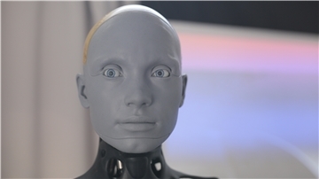 Ein Roboter steht in einem Seniorenheim.