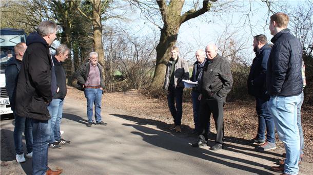 Mitglieder des Beverstedter Bauausschusses. Bei einer Bereisung haben sich die Mitglieder des Ausschusses ein Bild vom Zustand der Straßen und Wege in der Gemeinde gemacht, um festlegen zu können, wo dringende Sanierungen durchgeführt werden sollen.
