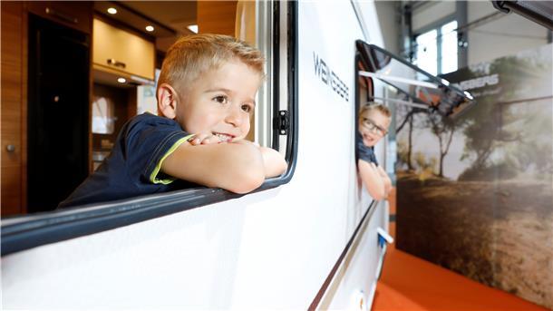 Während der Caravan Salon in Düsseldorf – die weltweit größte Messe rund um Wohnmobile, Caravans und Camper - im vergangenen Jahr nur digital stattfand, können kleine und große Reisefans im August und September wieder zahlreiche Ausstellungsstücke besichtigen und entdecken.