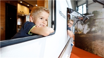 Während der Caravan Salon in Düsseldorf – die weltweit größte Messe rund um Wohnmobile, Caravans und Camper - im vergangenen Jahr nur digital stattfand, können kleine und große Reisefans im August und September wieder zahlreiche Ausstellungsstücke besichtigen und entdecken.