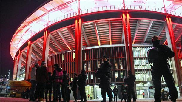Fußball-EM kommt mit Grenzkontrollen und Urlaubssperren Während der Fußball-Europameisterschaft werden viele Polizeibeamte zur Sicherung der Stadien eingesetzt (Archivbild).