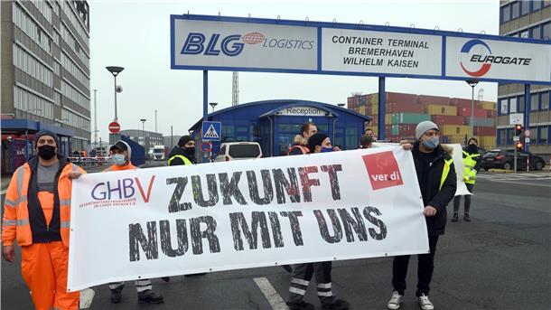 Während der Insolvenzantrag Anfang Dezember gestellt wurde, demonstrierten die Hafenarbeiter vor dem Gatehouse. Nun liegt das Sanierungskonzept vor. Laut Gewerkschaft Verdi ist dort von Kündigungen die Rede.