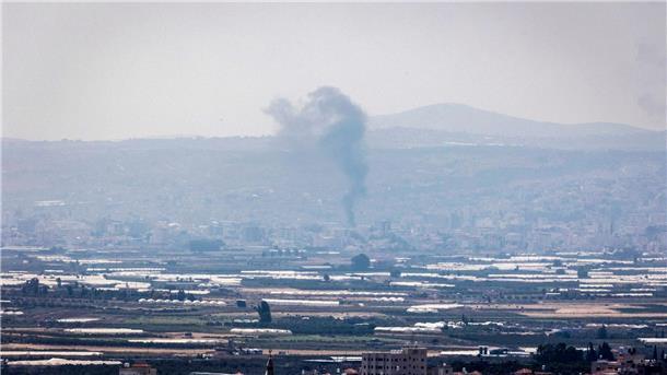 Israel beginnt Militäroffensive im Westjordanland Während der israelischen Militäroperation steigt Rauch über der Stadt Dschenin im Westjordanland auf.