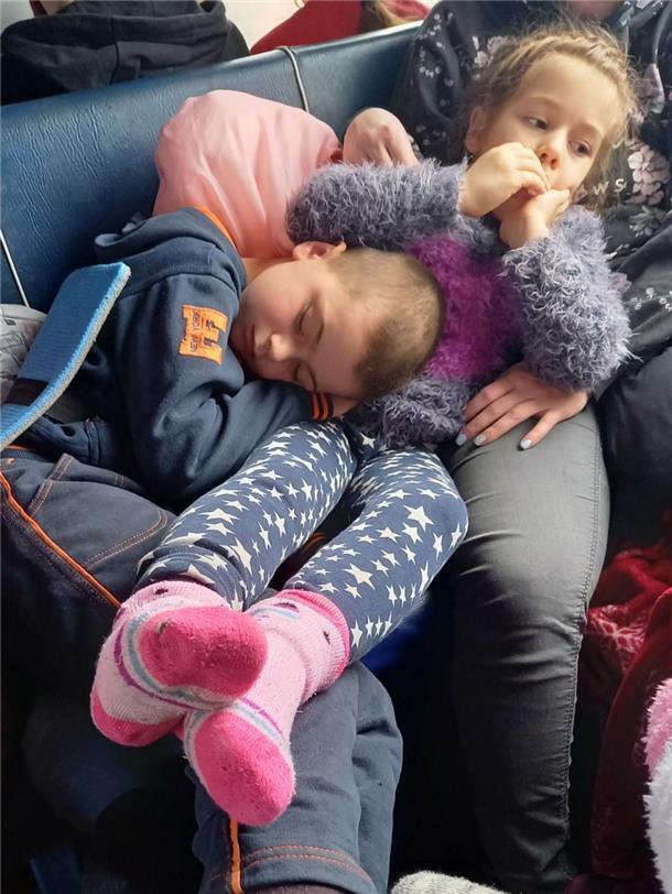 Auf der Flucht: „Mama ich will nicht sterben“ Während der langen Zugfahrt war es schwierig, einen Platz zum Schlafen zu finden. Gleb gelang es aber.