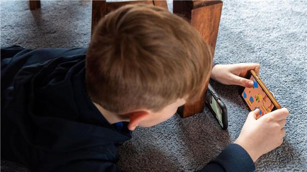 Während der Lockdowns und Schulschließungen tauchten viele Jungen und Mädchen stärker in digitale Welten weg. (Archivbild)