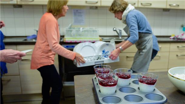 Während der Nachtisch serviert wird, erledigen die Ehrenamtler schon den Abwasch.