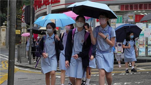 Hongkong hebt nach drei Jahren strenge Maskenpflicht auf Während der Pandemie setzten die Behörden in Hongkong die Maskenpflicht strikt durch - wer die Regeln brach, wurde mit einer hohen Geldstrafe belangt.