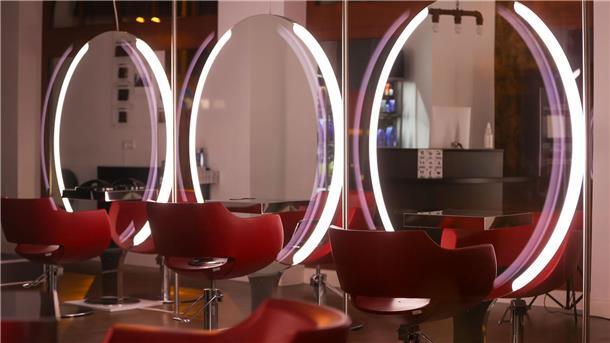 Während der Pandemie waren Friseursalons zeitweilig geschlossen, teilweise durften sie nur unter strengen Auflagen öffnen. (Archivbild)