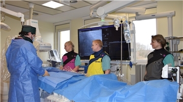 Das Team des Herzkatheterlabors behandelt eine Patientin.