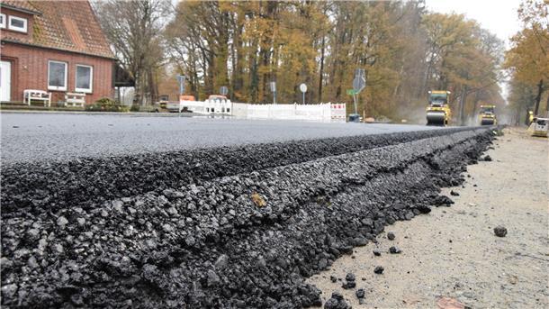 Während der Sanierungsarbeiten wurde auch eine Asphaltschicht auf der B 71 bei Parnewinkel frisch aufgetragen.