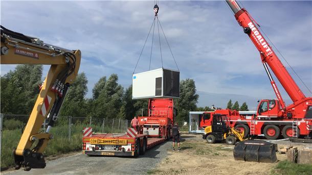 Während der Sommerferien stellt Seestadt-Immobilien einen weiteren großen Mobilklassentrakt für die provisorische Neue Oberschule Lehe auf dem Gelände Werftstraße auf.