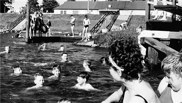 Während der Sommermonate war das Naturbad an der Lune insbesondere bei Kindern und Jugendlichen beliebt. Das Foto entstand 1963.