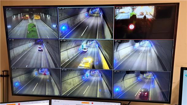 Während der Wartungsarbeiten werden die Kameras im Wesertunnel vor Ort im Betriebsgebäude Ost kontrolliert. Im regulären Betrieb geschieht das in der Verkehrs- und Tunnelzentrale in Hannover. 