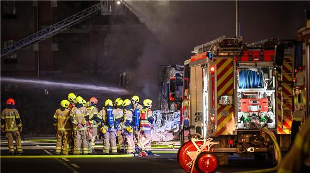 Zwei Lastwagen in Bremer Überseestadt ausgebrannt Während des Brandes zog eine große Rauchwolke über mehrere Stadtteile. Anwohnerinnen und Anwohner sollten Türen und Fenster geschlossen halten.