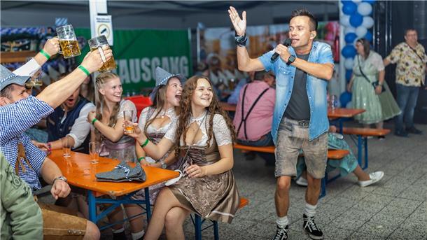 350 Gäste feiern in Dirndl und Lederhosen beim „Rock in the Factory“ Während die Masskrüge klirrten, erfüllte die Musik der „Wiesn Playboys“ den Raum. Die Band aus Hamburg überzeugte mit zünftigen Hits und bayrischen Klassikern.