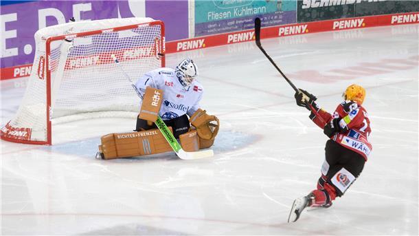 Ein Penalty-Schuss im Eishockey in der Partie der Fischtown Pinguins aus Bremerhaven gegen die Straubing Tigers. Zige Jeglic trifft für Bremerhaven.