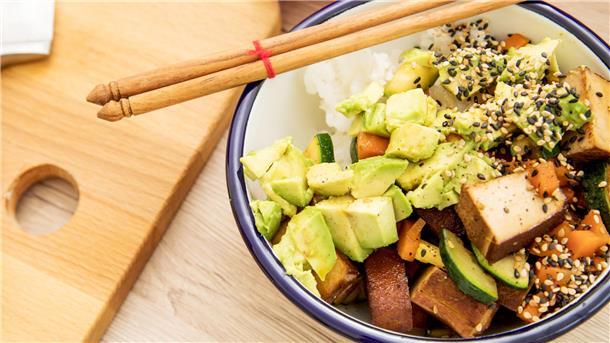 Schnell, günstig, gesund - und für eine Person: So lohnt das Kochen auch für Singles Während eine Quellbeilage wie Quinoa oder Couscous gar zieht, lässt sich ein bisschen Gemüse und Tofu würfeln - und fertig ist die Bowl.