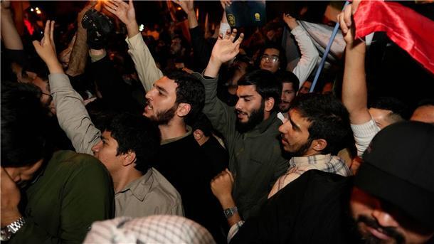 Raketeneinschlag in Klinik: Proteste in muslimischer Welt Während einer Anti-Israel-Demonstration vor der britischen Botschaft in Irans Hauptstadt Teheran skandieren Demonstranten Slogans.