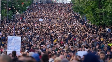 Während einer Demonstration gegen Gewalt: Menschen blockieren in Belgrad eine Autobahn.