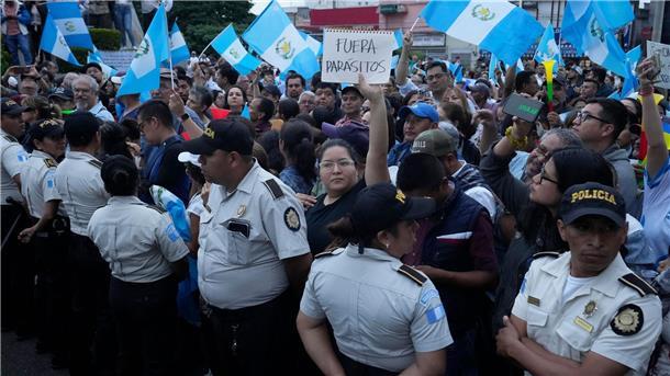 Guatemala: Proteste gegen Generalstaatsanwaltschaft Während einer Demonstration in Guatemala-Stadt hält eine Frau ein Schild mit der Aufschrift „Parasiten raus“ in die Höhe. Tausende Menschen protestieren in dem lateinamerikanischen Land gegen die Generalstaatsanwaltschaft.