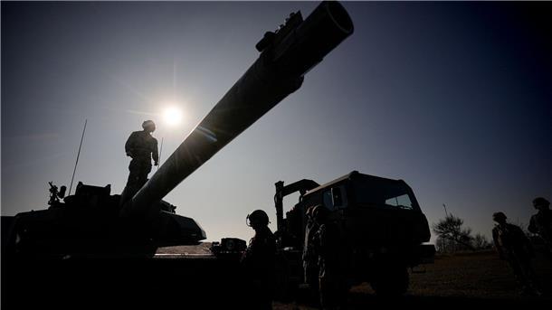 Während einer französisch-amerikanischen Militärübung im rumänischen Capu Midia steht ein französischer Soldat auf einem Kampfpanzer des Typs „Leclerc“.