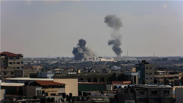 Berichte über Hamas-Gräuel in Israel - Israel bombt massiv Während eines israelischen Luftangriffs steigt Rauch am Rafah-Grenzübergang zwischen Gaza und Ägypten auf.