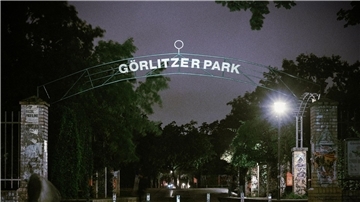 Während ihr vergangenes Album „Rap über Hass“ (2021) mit verstörenden und brachialen Texten wieder mehr an die Anfänge der Gruppe erinnerte, mutet „Görlitzer Park“ jetzt düsterer und ernüchterter an - mal mit melancholischen und mal auch mit tanzbaren elektronischen Beats.