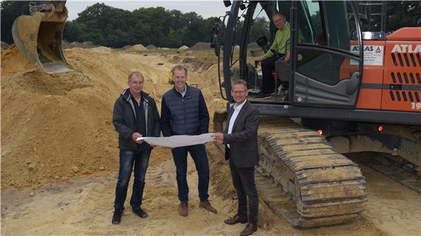 Das Baugebiet "Beverstedtermühlen" in Beverstedt soll bis Dezember 2022 fertig erschlossen sein. Von links: Bauamtsleiter Dieter Allers, Gemeindebürgermeister Guido Dieckmann, Lars Wallentowitz und Carl Gerken (beide Bauen im Cuxland GmbH). 