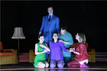 Während Sandra (Marsha Zimmermann, Mitte) sich in „Der Vorfall“ erinnert, kreisen die anderen Figuren sie ein: Linda (Julia Lindhorst-Apfelthaler, links), Dairne (Ulrike Fischer, rechts), Ray (Henning Bäcker) und Larry (Marc Vinzing, stehend).