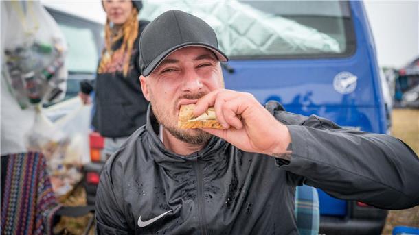 Währenddessen beißt dieser Festival-besucher herzhaft in eine Scheibe trockenen Toast mit einem Hauch Käse. Manchmal ist weniger mehr.