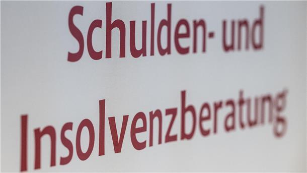 Ein Schild "Schulden- und Insolvenzberatung".