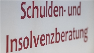 Ein Schild "Schulden- und Insolvenzberatung".
