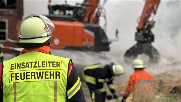 Brand in Ostendorf: Feuerwehr verhindert Übergreifen auf weitere Gebäudeteile „Wären wir zehn Minuten später alarmiert worden, so hätten wir eine deutlich größere Lage mit weiterer Brandausbreitung vorgefunden“, sagte der Einsatzleiter der Feuerwehr, Marcel Leenheer.