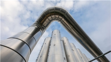 Wärmespeicher mit einer Kapazität von insgesamt 300 Megawattstunden sowie ein Ausgleichsgefäß stehen auf dem Gelände des Heizkraftwerkes Cottbus.