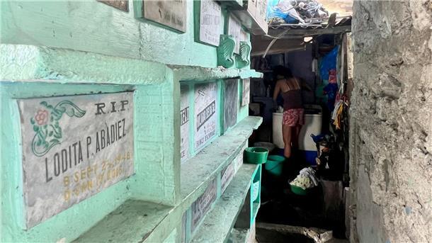 Leben mit den Toten - Der Friedhof-Slum von Manila Wäsche waschen zwischen Gräbern - Normalität auf dem Manila North Cemetery.