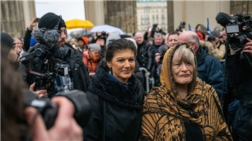 Wagenknecht (l) und Schwarzer vor dem Brandenburger Tor in Berlin.