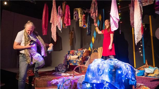 Das kreative Chaos setzt sich im Piccolo Teatro durch Wagt der nüchterne Büromensch