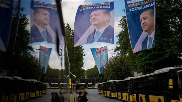 Prokurdische HDP ruft zu Stimmabgabe gegen Erdogan auf Wahlbanner des türkischen Präsidenten Erdogan in Istanbul.